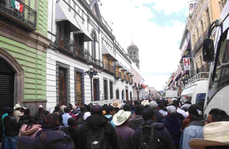Protestan habitantes de Coyomeapan en el Congreso del Estado