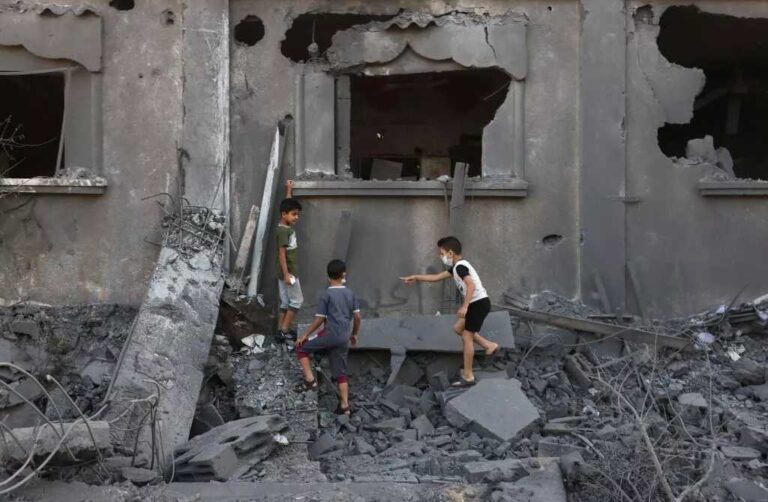 Niños de Gaza luchan por sobrevivir entre los escombros y los bombardeos