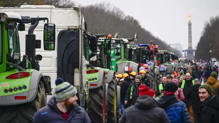 Masivas protestas de agricultores en Alemania por el recorte de subsidios