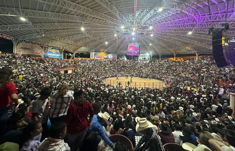 Ante una plaza abarrotada, Aquiles Córdova inauguró la “Feria Tecomatlán 2024”