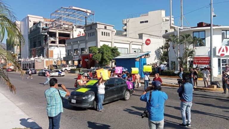 Damnificados de “Otis” bloquean la Costera de Acapulco, exigen apoyo