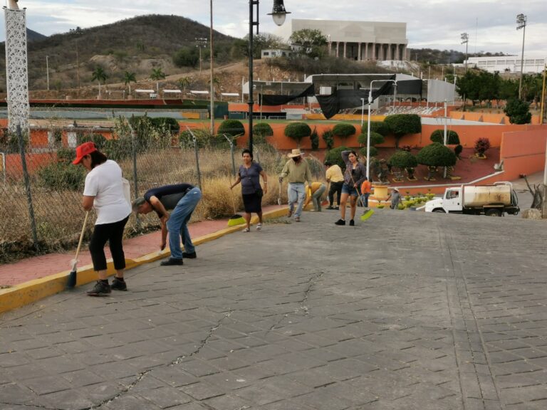 Funcionarios de Tecomatlán realizan faena