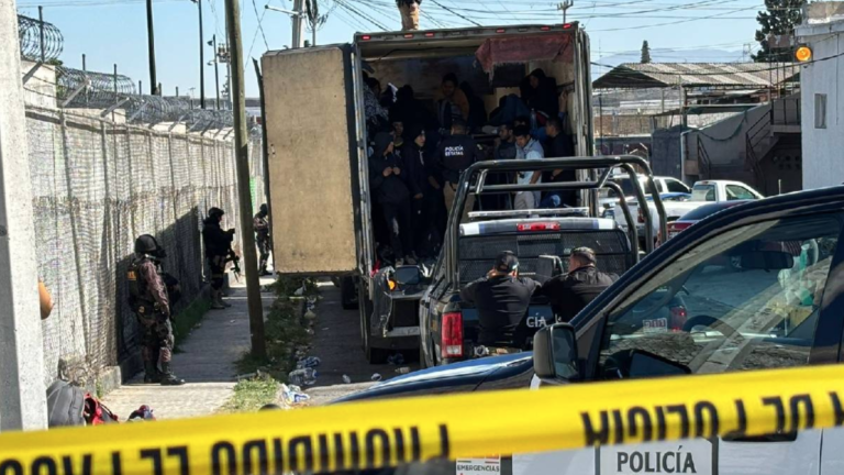Encuentran a 200 migrantes ocultos en un tráiler en Coahuila