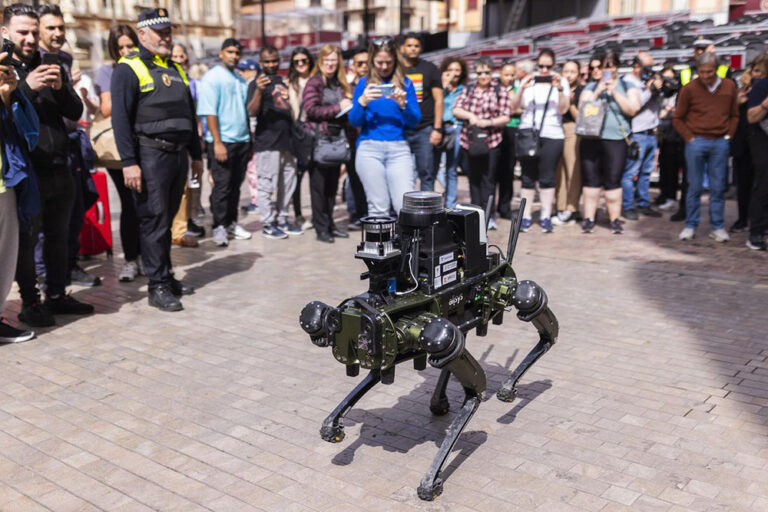 Perro robot inicia servicio como policía en España