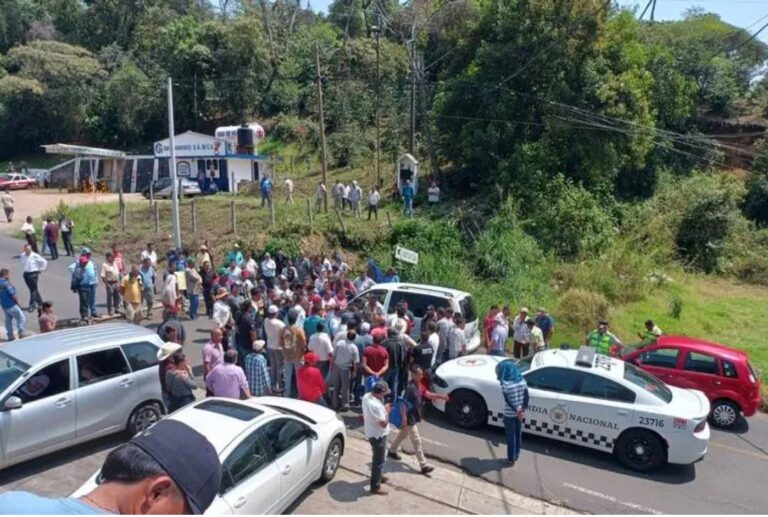 Cumple 26 horas cerrada la carretera federal Totutla-Fortín de las Flores