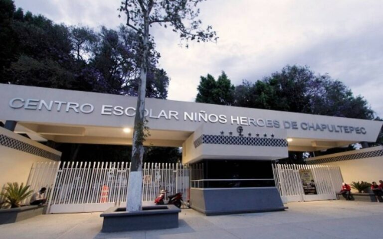 Alumno de secundaria golpea a maestra en su salón