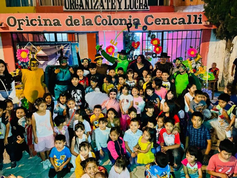 ¡Cantan y bailan los niños con los bichos!