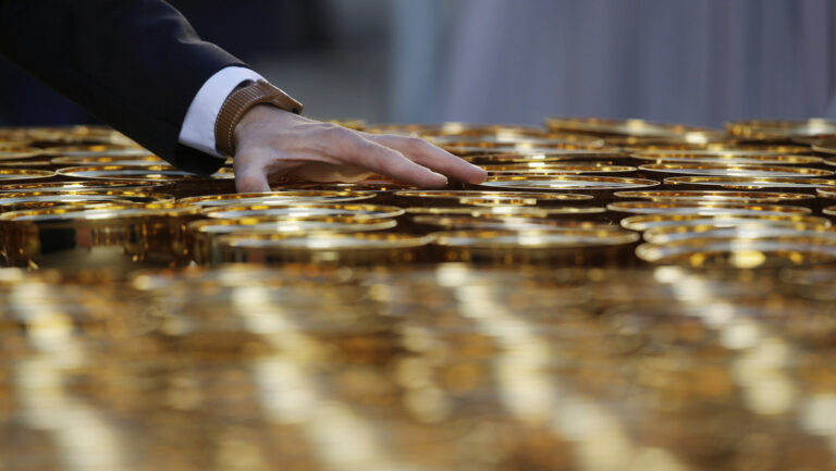 India traslada 100 toneladas de oro desde el extranjero a sus bóvedas nacionales