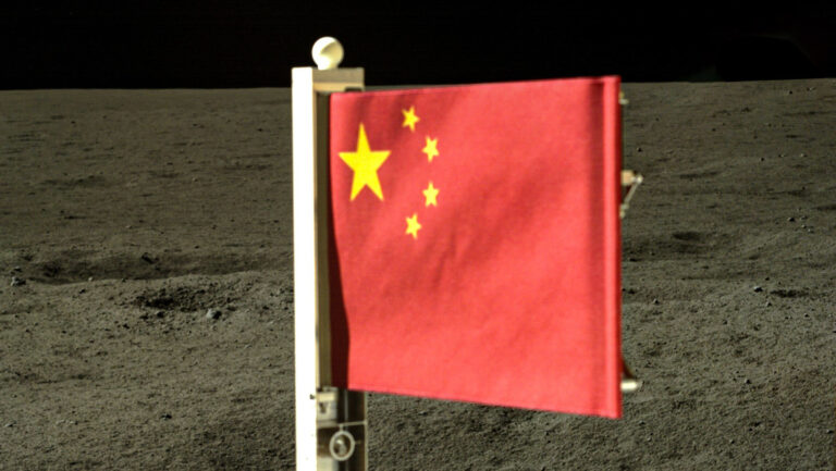 Сhina despliega su bandera en la cara oculta de la Luna