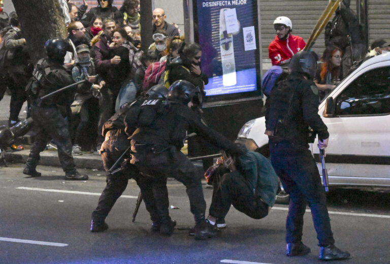 Brutal represión policíaca por protestas en Argentina