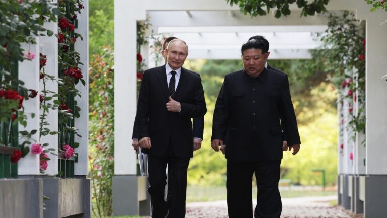 Kim Jong-un concede a Putin la máxima condecoración de la República Popular Democrática Corea
