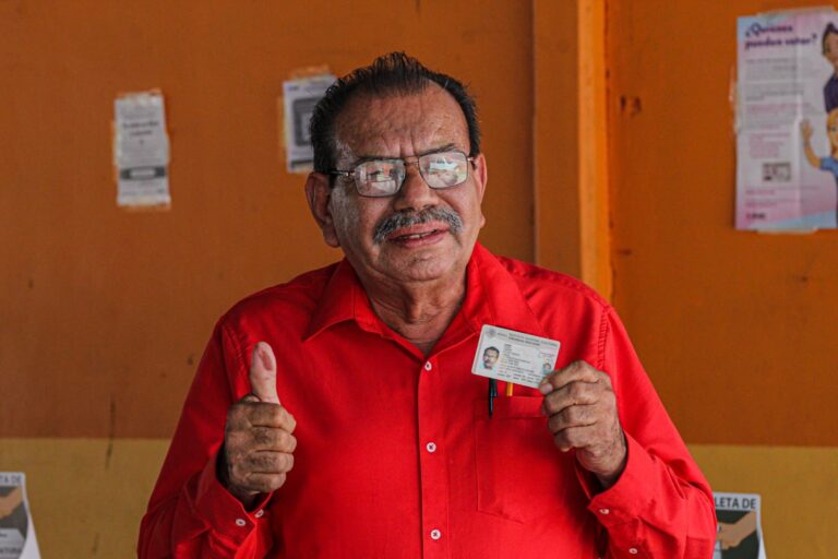 Acude Avelino Rivera a votar