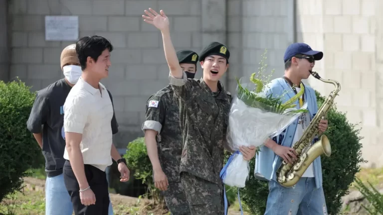 Jin, de BTS, concluye su servicio militar en Corea del Sur