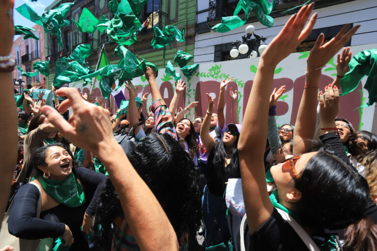 Feministas celebran despenalización del aborto en Puebla