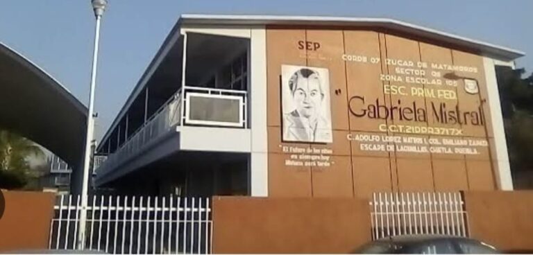 Atacan a balazos a mujer en clausura escolar