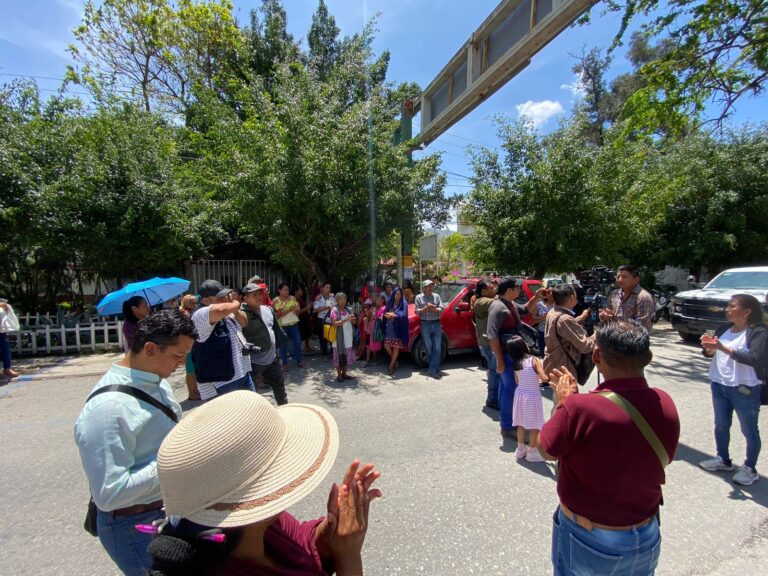 Cierran campesinos lateral de la Autopista del Sol
