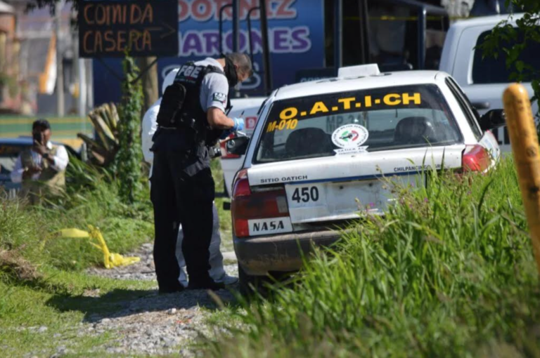 Localizan tres encajuelados en taxi de Chilpancingo