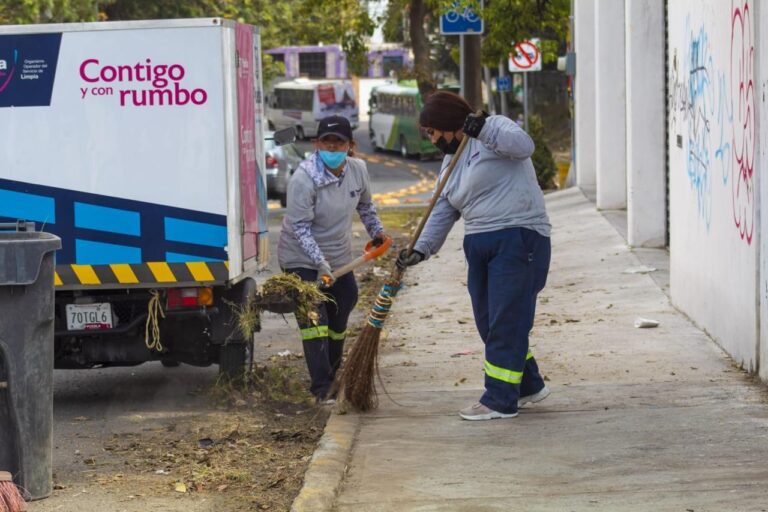Limpieza urbana integral retiró 23 mil 812 stickers y pegatinas en la capital