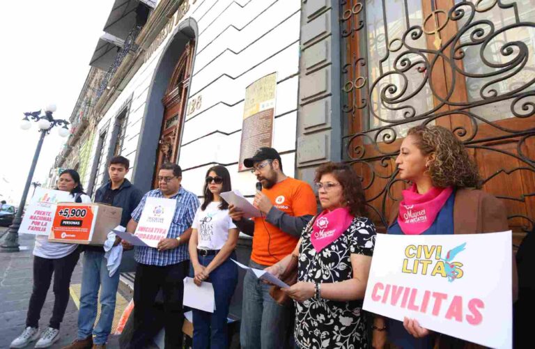 Grupos provida se manifiestan contra el aborto en el Congreso de Puebla