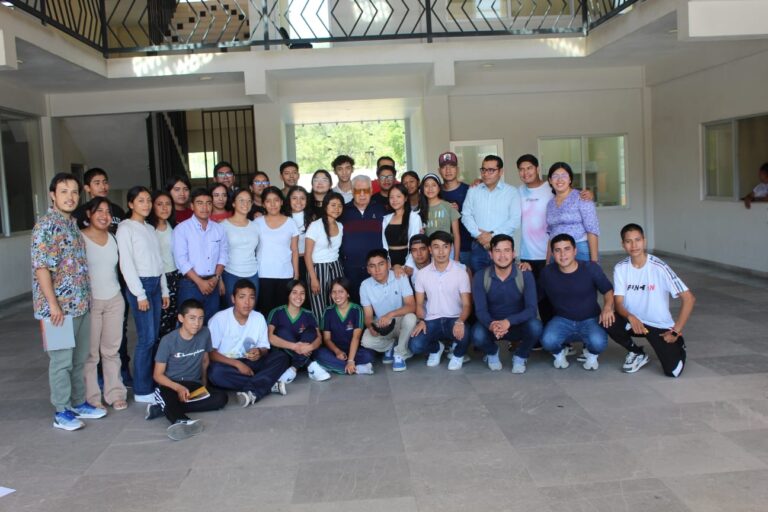Dialoga Aquiles Córdova con estudiantes de Tecomatlán