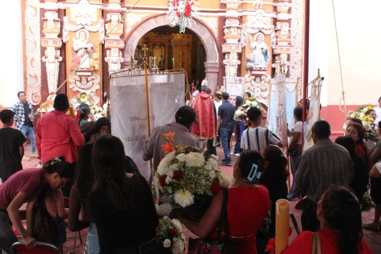 Estudiantes engalana fiesta patronal de Tecomatlán