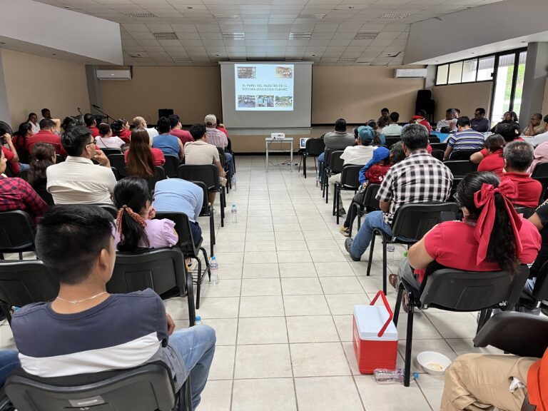 Reciben en Tecomatlán ponencia sobre educación cubana