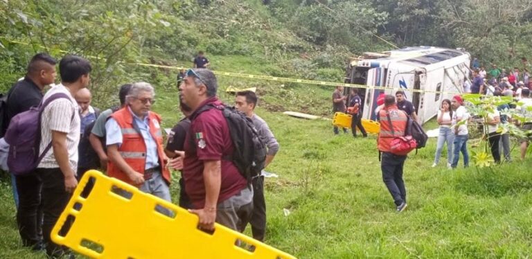 Accidente en Nauzontla deja un muerto y varios heridos