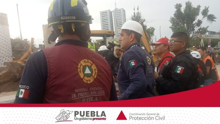 Fallecen trabajadores tras desgajamiento en Vía Atlixcáyotl