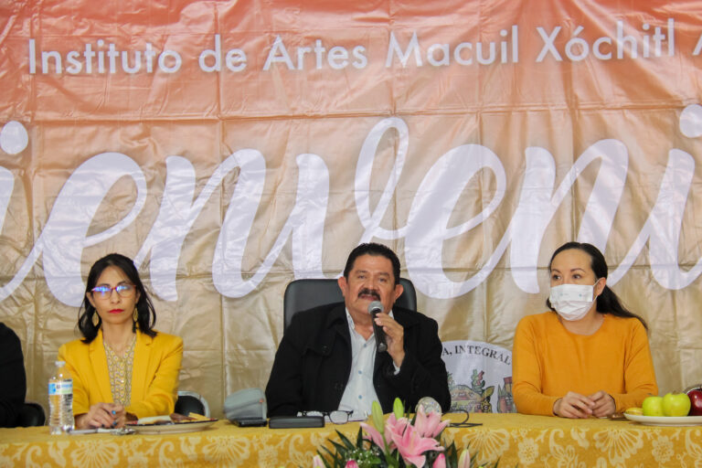 Imparten conferencia a estudiantes de la Macuil