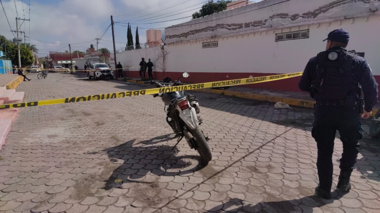 Ejecutan a un hombre dentro de escuela en Texmelucan