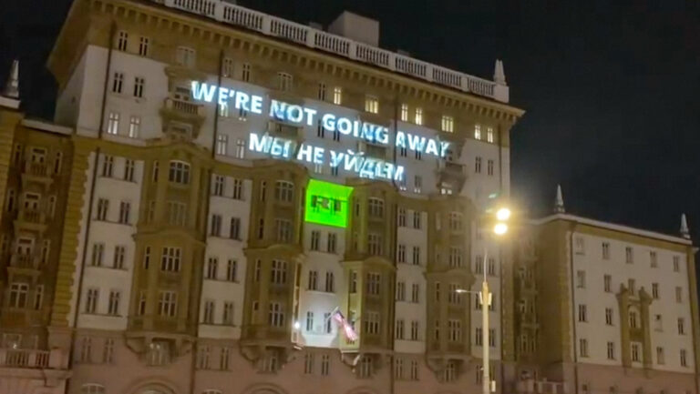 “No nos vamos a ir”: RT ilumina la Embajada de EE.UU. en Moscú