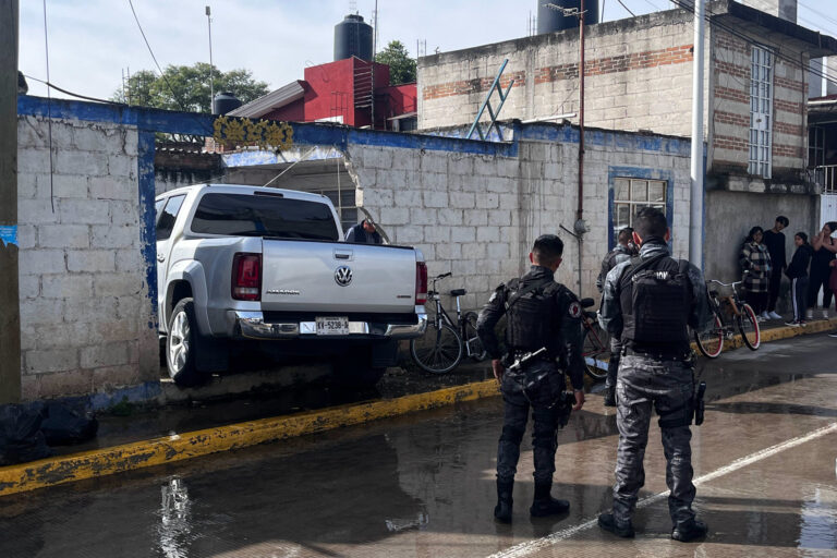 Mujer estrella su camioneta contra una barda tras ser atacada a balazos 
