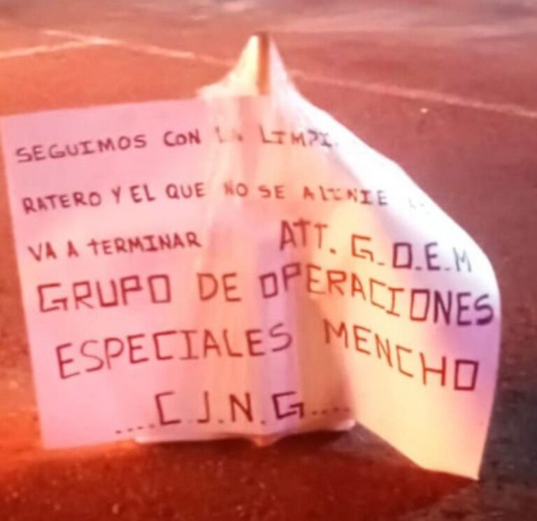Abandonan auto en llamas frente al Complejo Metropolitano de Seguridad