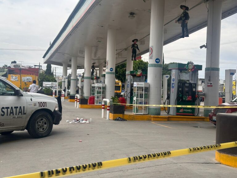 Disparan a mujer en gasolinera de Satélite Magisterial