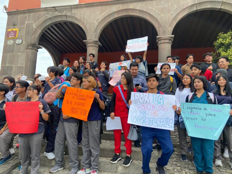Estudiantes de Fisioterapia protestan contra la reducción de su carrera a nivel técnico