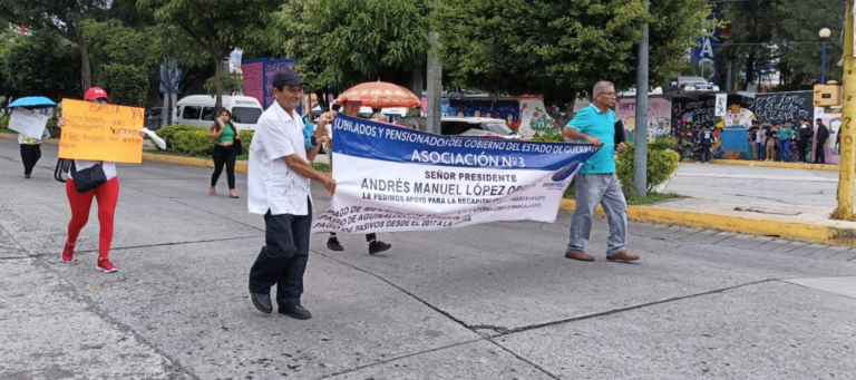 Marchan jubilados y pensionados para exigir pago de adeudos