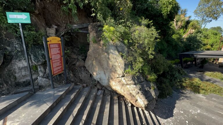 A días del Huey Atlixcáyotl, cae enorme roca en la Plazuela de la Danza