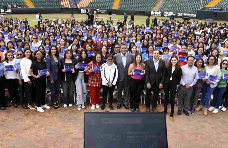 Universitarias BUAP reciben reconocimientos de la beca Women In by Emtech