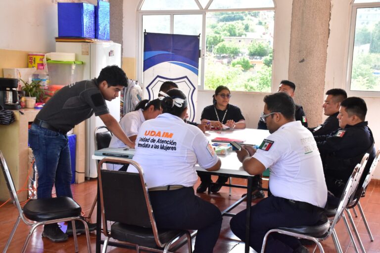 Reciben policías de Tecomatlán la capacitación “Hablemos de violencia”