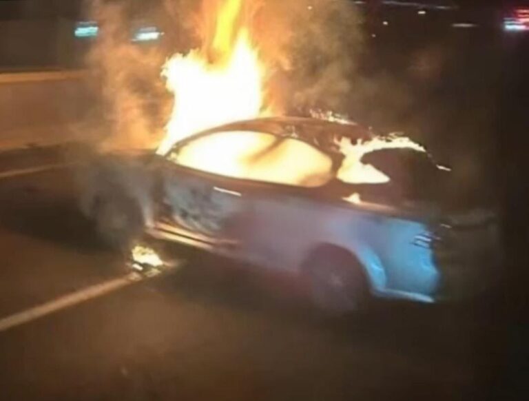 Hallan cuerpos calcinados en vehículo incendiado sobre la autopista México-Puebla