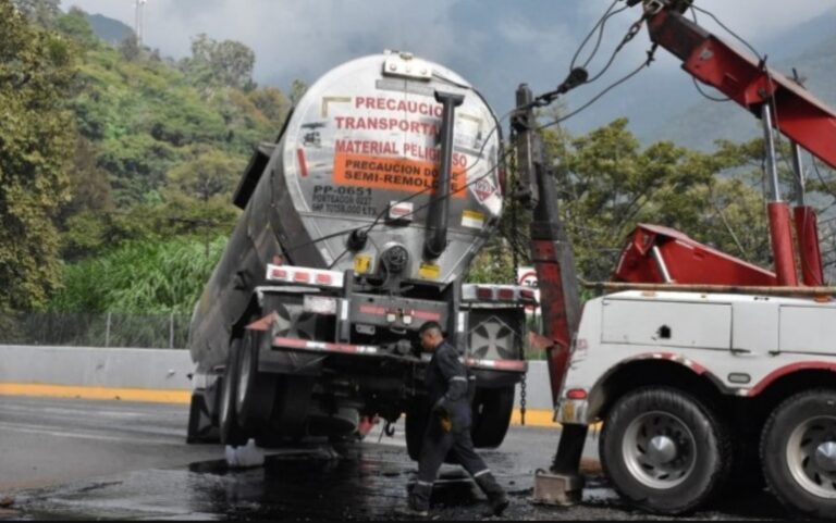 Evacuan jardín de niños en Nogales por volcadura de pipa de combustible