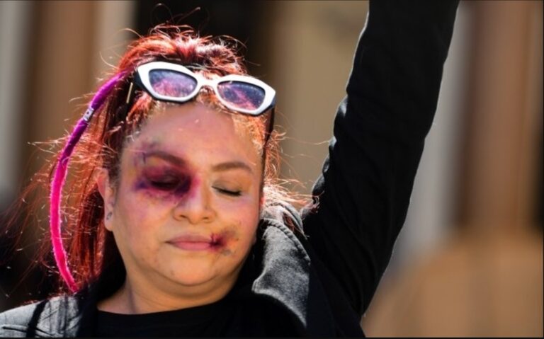 Con perfomance activista recrimina la violencia de generó en Veracruz