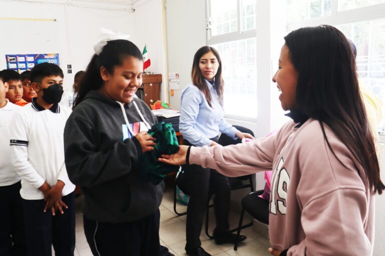 Entrega uniformes deportivos gobierno de Ocoyucan