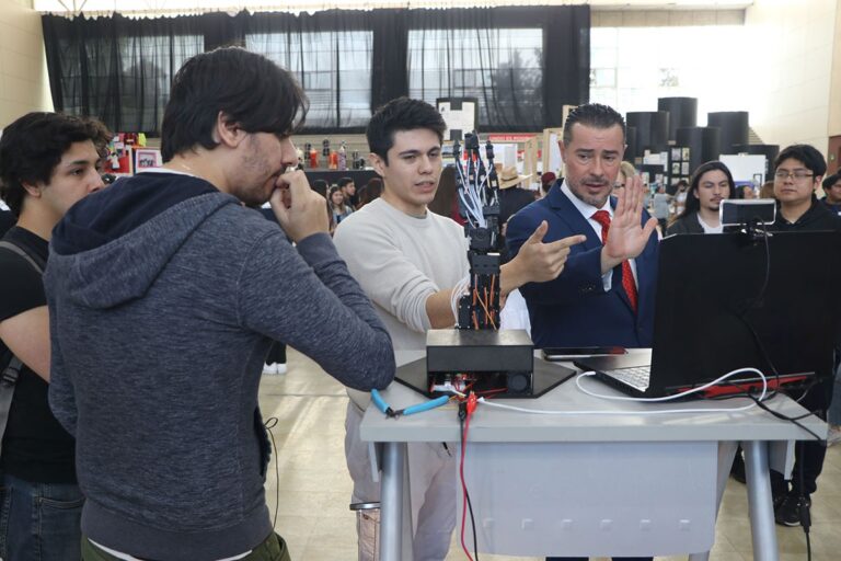Estudiante de la Ibero Puebla crea mano biónica