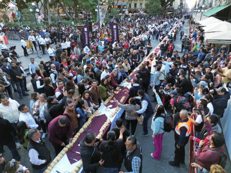 Realizan partida de la Rosca Monumental en el Zócalo de Puebla