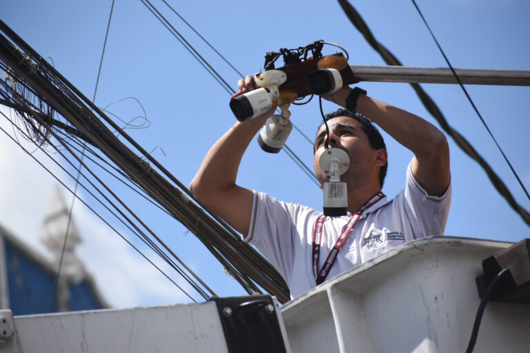 Aparece cámara de vigilancia aparentemente de “fotomulta” cerca de la Fiscalía de Puebla