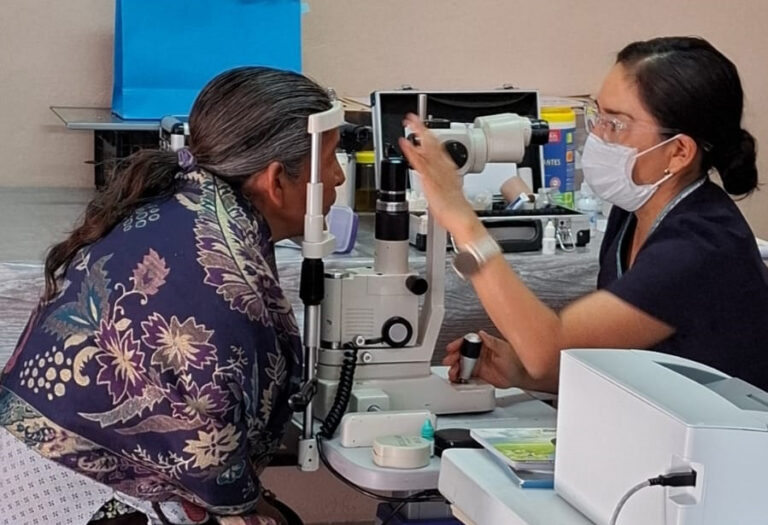 Da atención gratuita “Cuba Visión” en Ahuatempan 