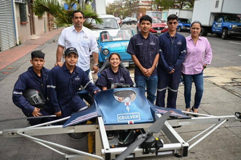 Estudiantes de Veracruz crean el primer auto volador mexicano