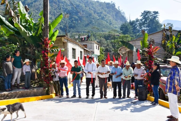 Inauguran pavimentación en la 5ta Sección de Huitzilan -El ayuntamiento hace obras de gran beneficio
