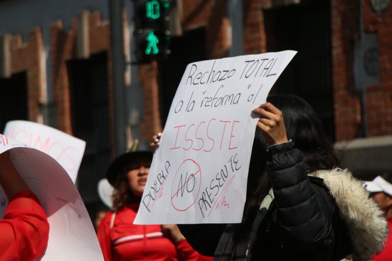 Magisterio protesta contra reformas al ISSSTE y falta de representación sindical